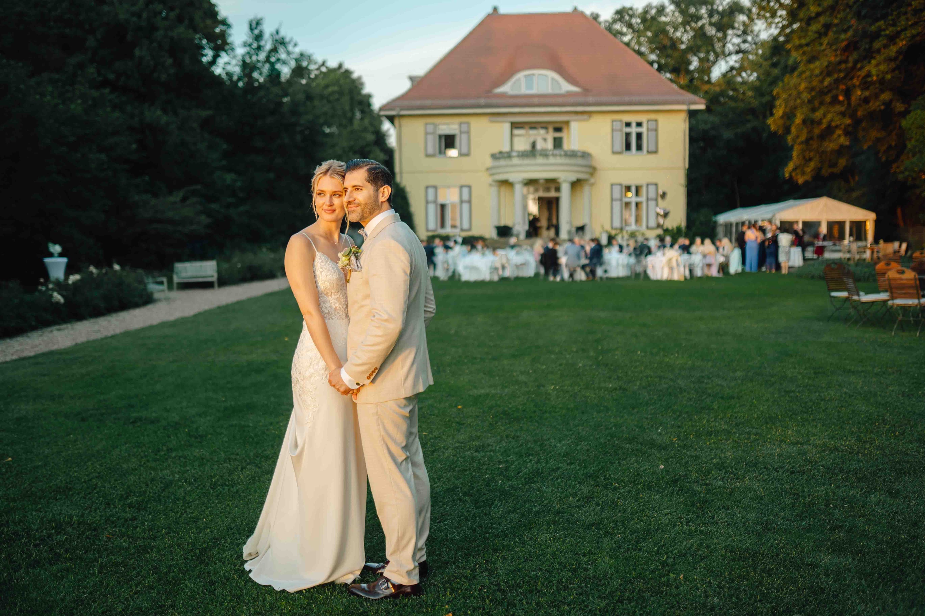 Brautpaar vor einer Villa